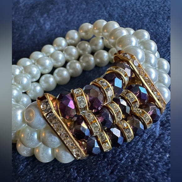 Beautiful faux pearl bracelet with purple hue jewels Stylish  and timeless. - Picture 2 of 6